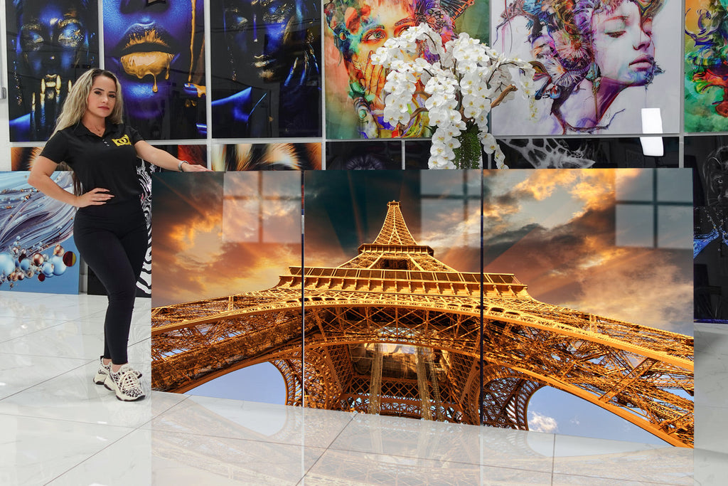 Acrylic design set depicting the Eiffel Tower.