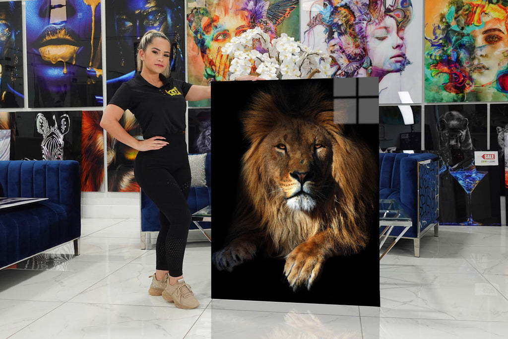 Acrylic design with an imposing lion. 