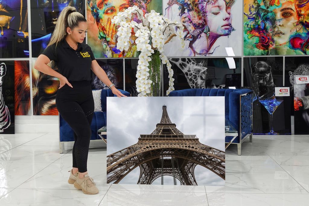 Acrylic design that shows the imposing Eiffel Tower.