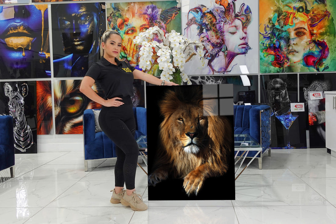 Acrylic design with an imposing lion. 