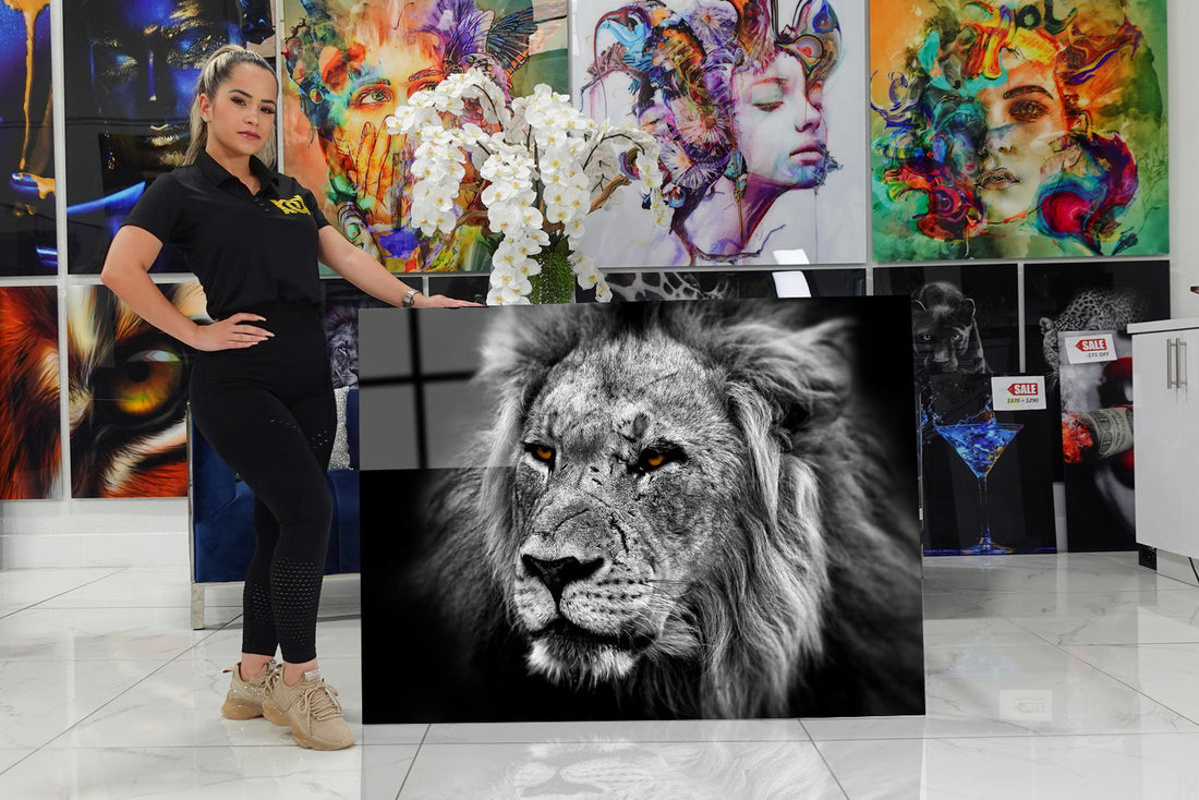 Acrylic design depicting an imposing white lion.