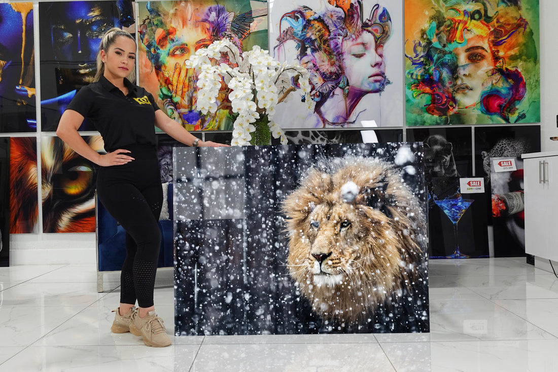 Acrylic design with a lion surrounded by snow.