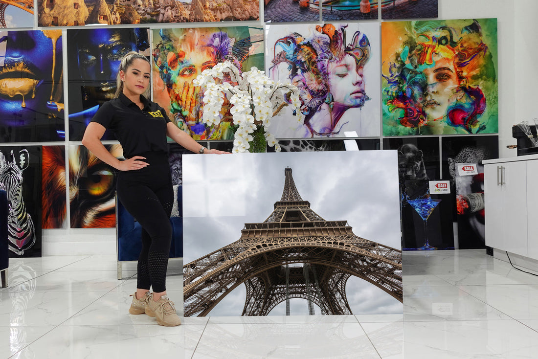 Acrylic design that shows the imposing Eiffel Tower.