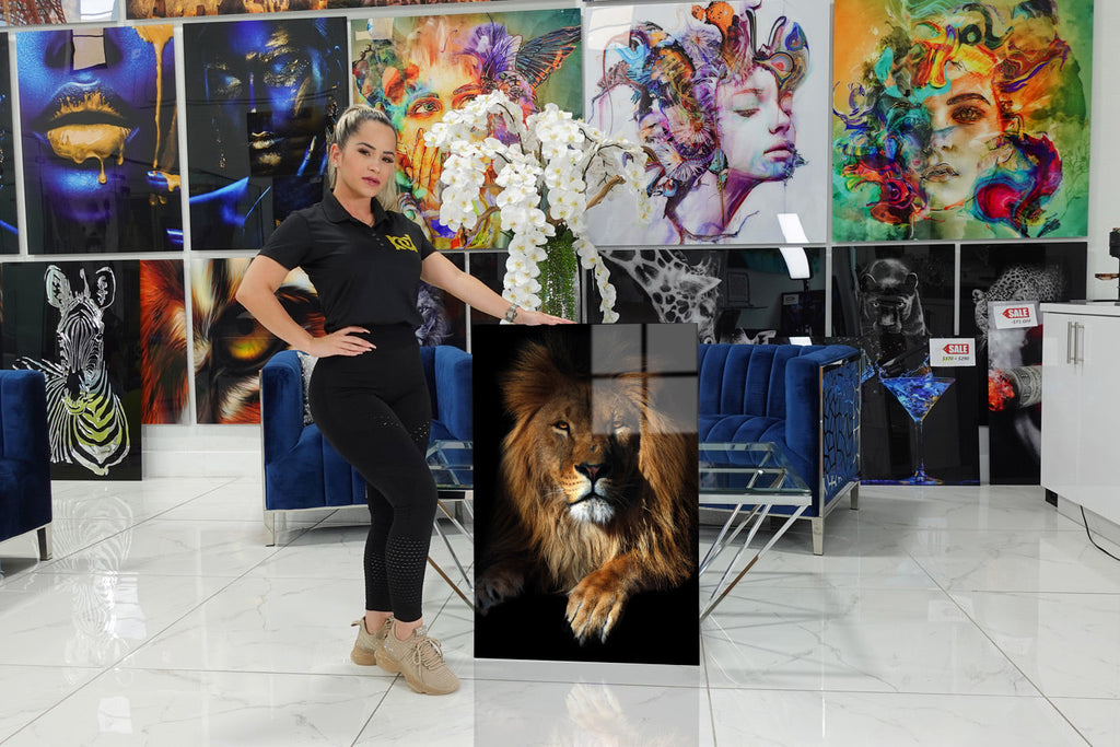 Acrylic design with an imposing lion. 