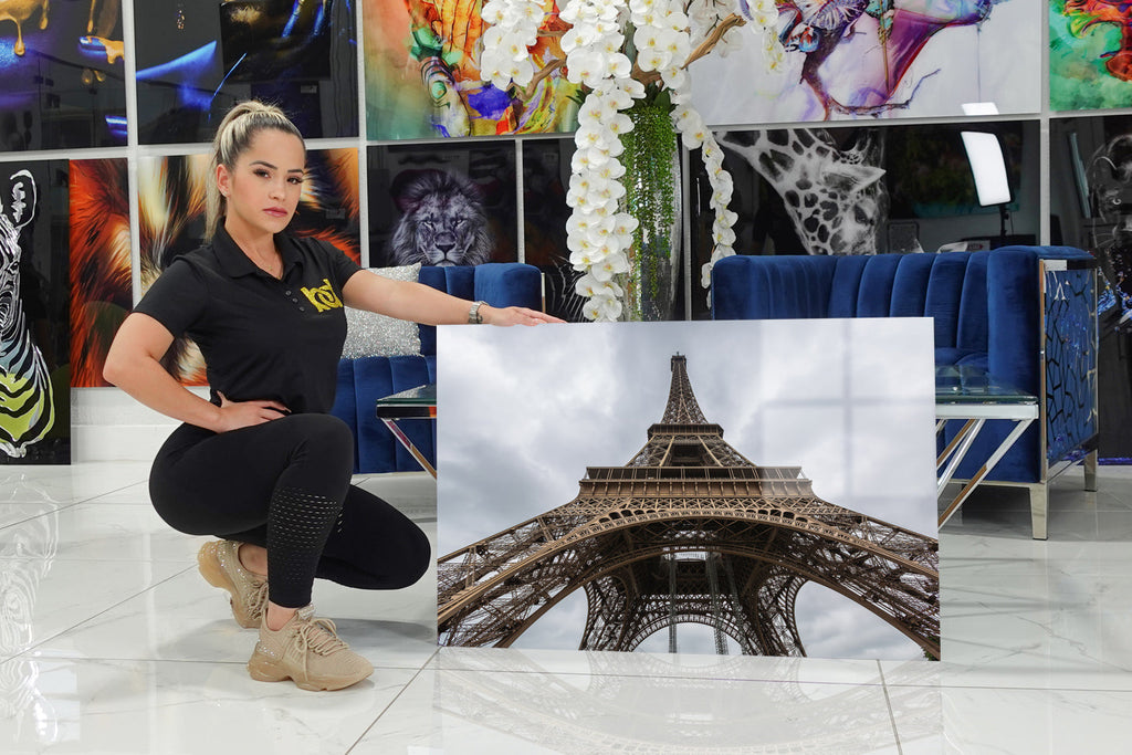Acrylic design that shows the imposing Eiffel Tower.