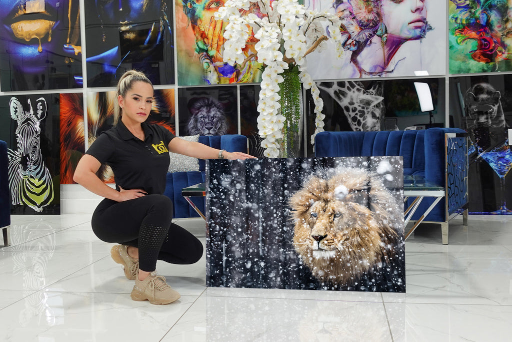 Acrylic design with a lion surrounded by snow.